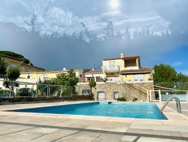 Calme Piscine -terrasse - Parking Gratuit Apartmán *